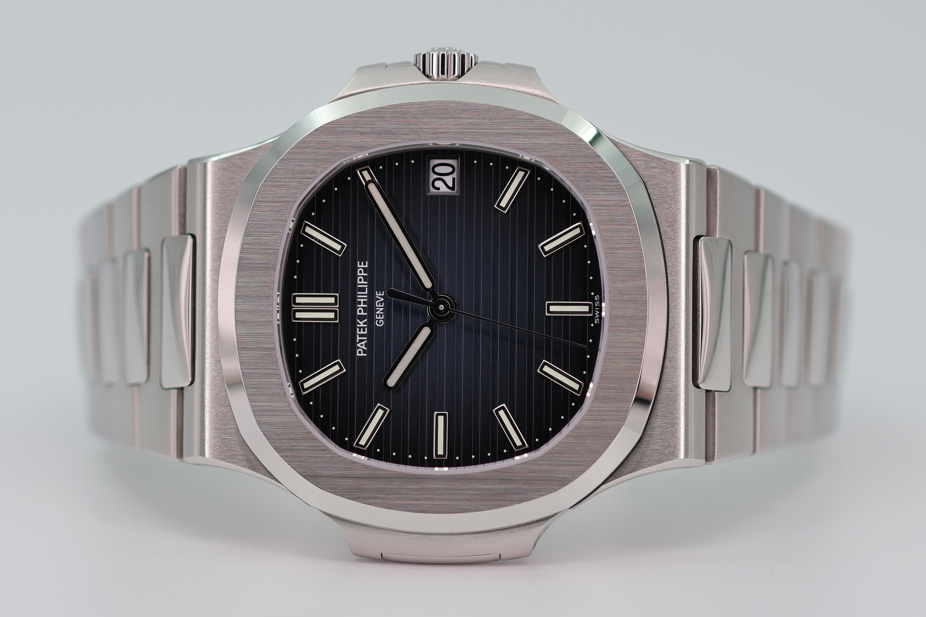 PATEK PHILIPPE NAUTILUS 5711/1A-010 - LIKE NEW *RESERVERET